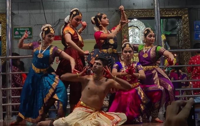 Vandya Mahesh Performing at Balashankari Temple